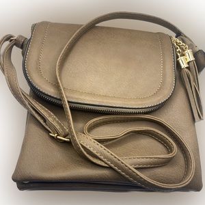Brown faux leather cross body bag, used a couple times but excellent condition!